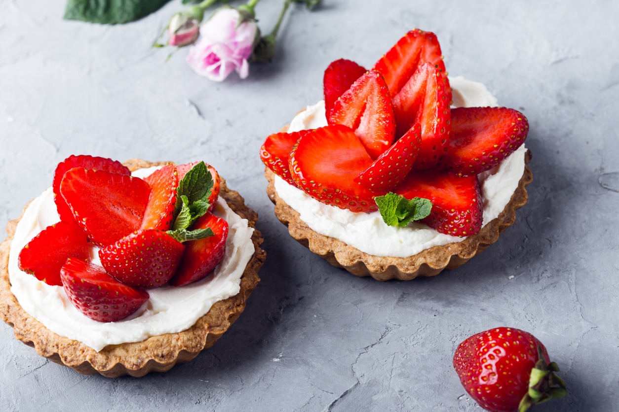 Strawberry tarts with custard