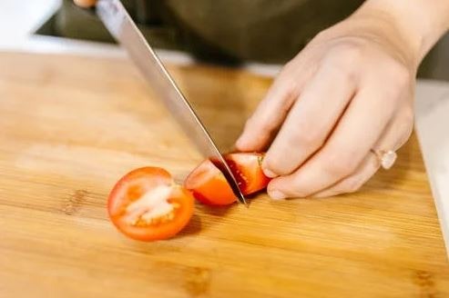 Cutting Tomatoes