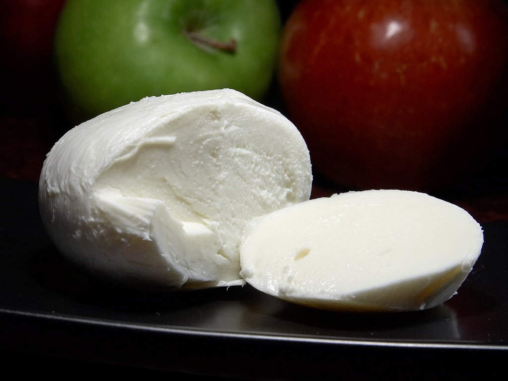 Mozzarella-cheese-with-apples-in-the-background