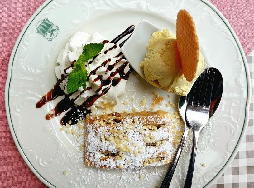 Apple pastry with vanilla cream