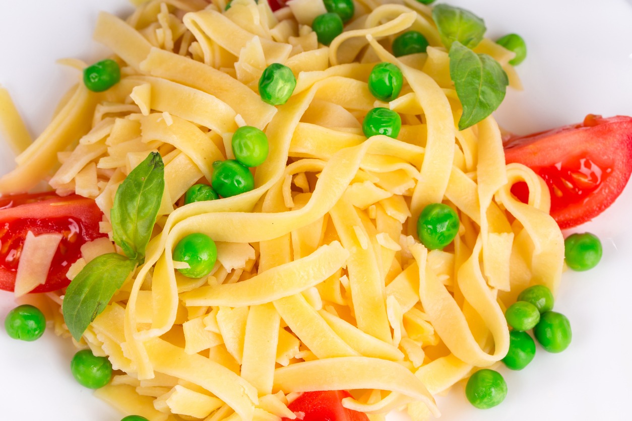 Tagliolini pasta with tomatoes and green peas