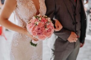 bride and groom, bouquet