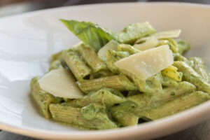 Spring penne with spinach pesto and green pea